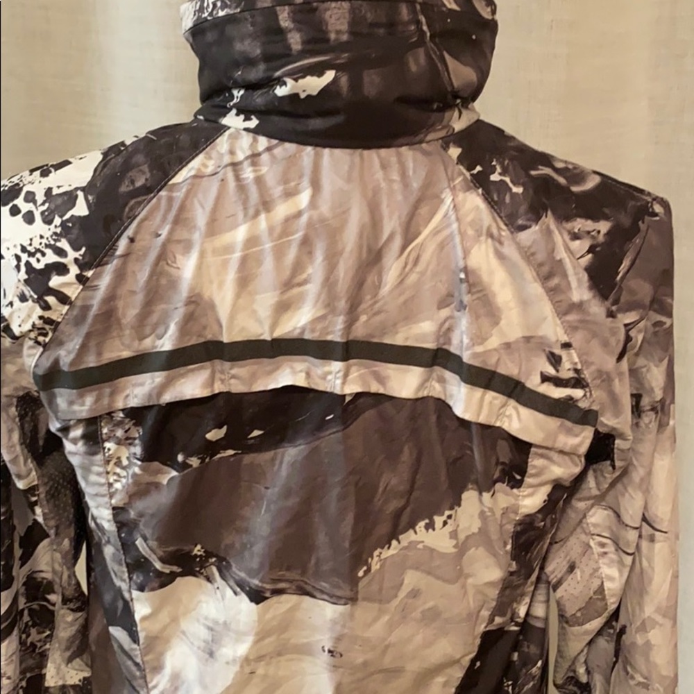 Lululemon Light Running Jacket - image 4
